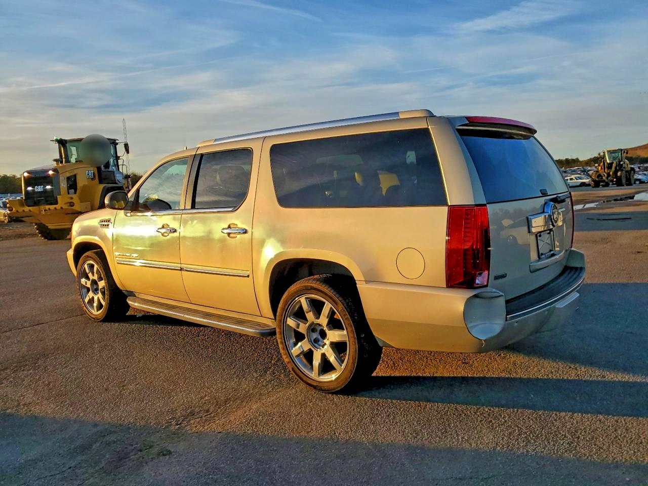 CADILLAC ESCALADE ESV LUXURY