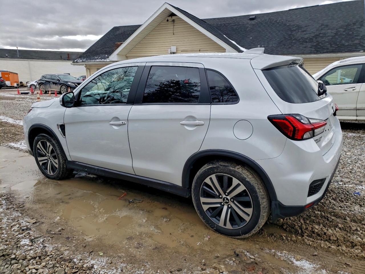 MITSUBISHI OUTLANDER SE