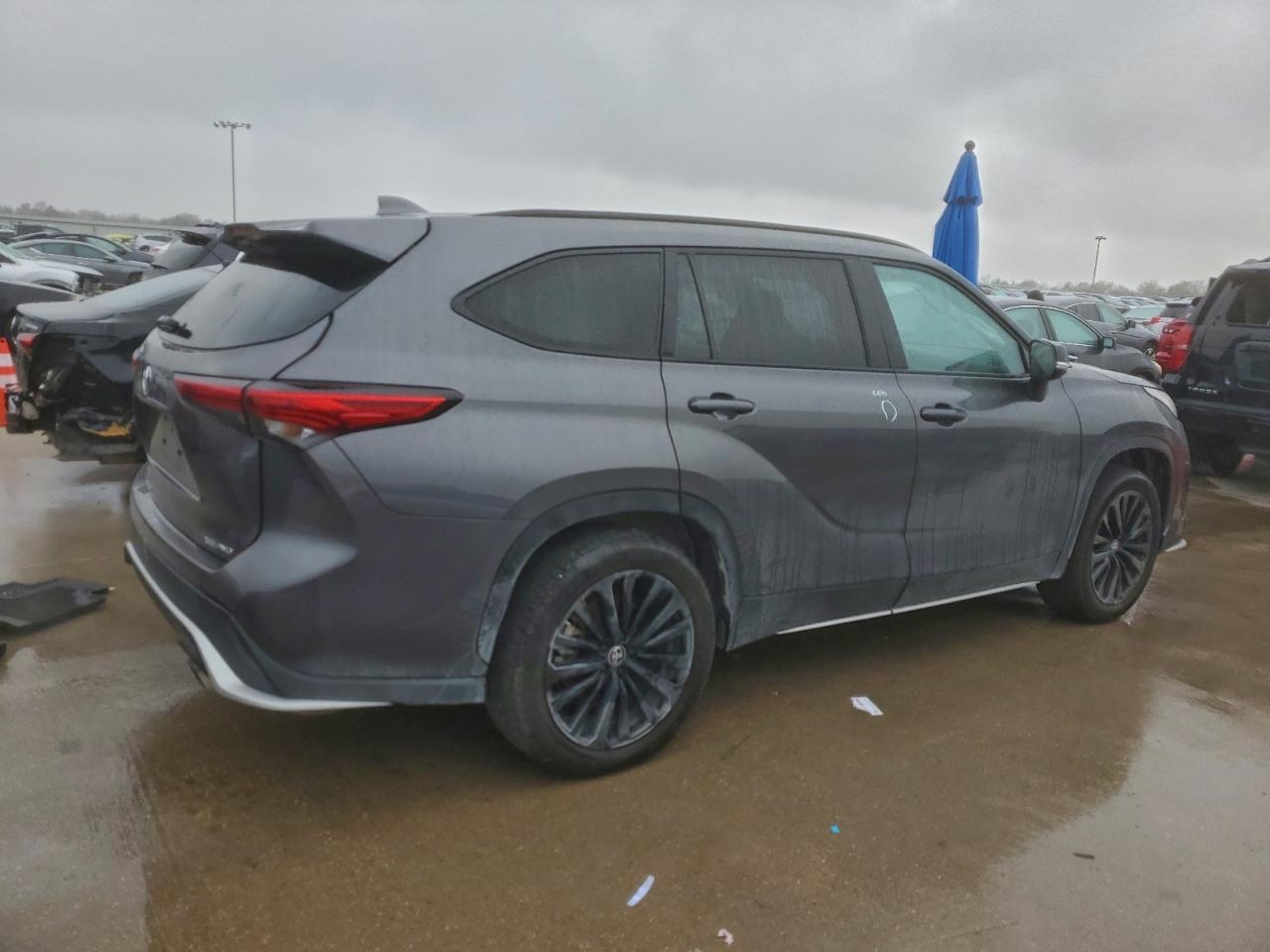 Lot #3305726747 2023 TOYOTA HIGHLANDER