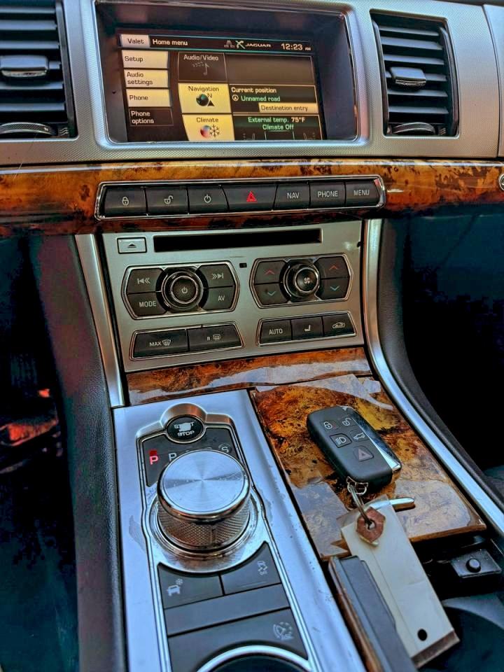 JAGUAR XF 2.0T PREMIUM