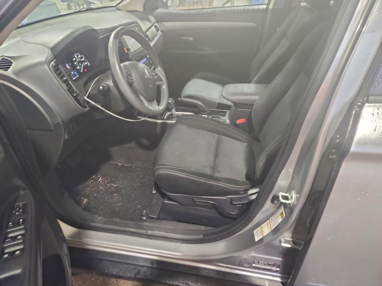 MITSUBISHI OUTLANDER SE