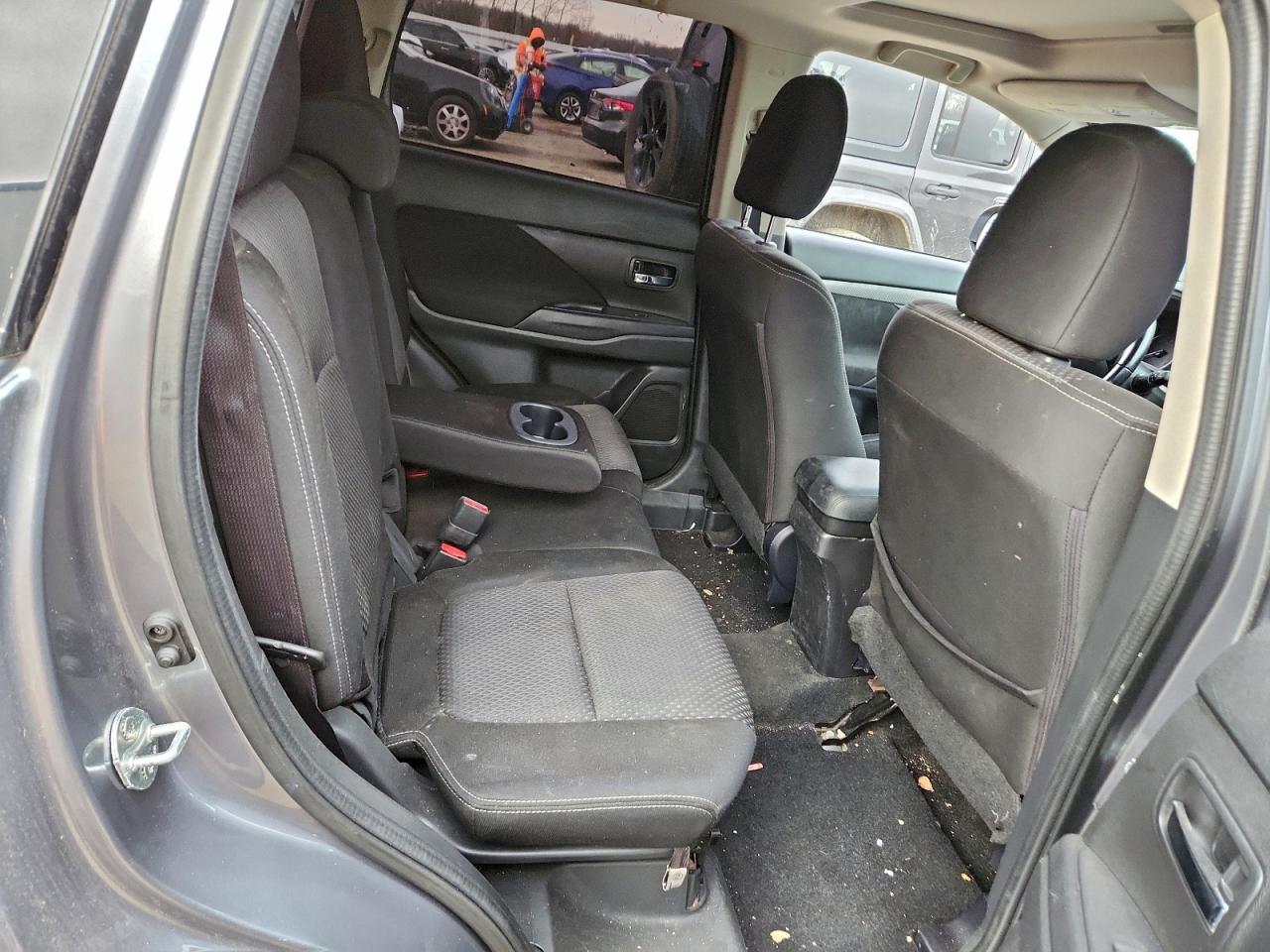 MITSUBISHI OUTLANDER SE