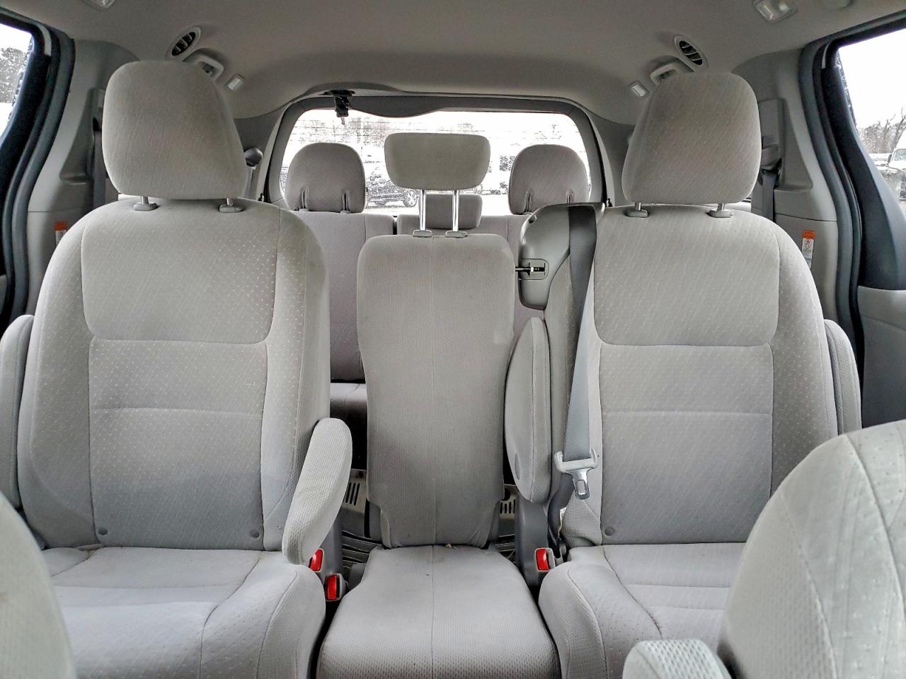 Lot #3305340321 2017 TOYOTA SIENNA LE