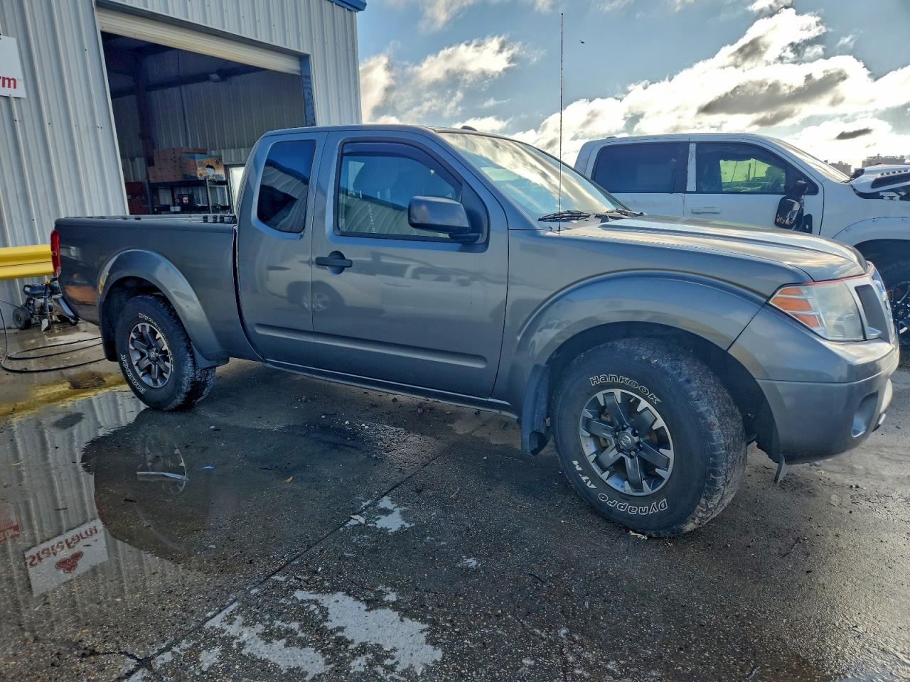 NISSAN FRONTIER SV