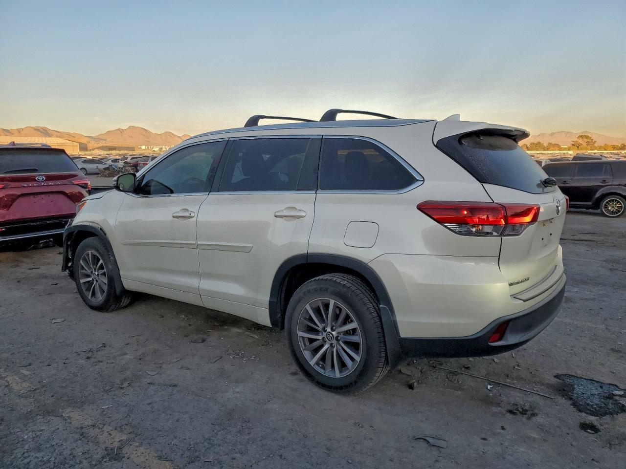 TOYOTA HIGHLANDER SE