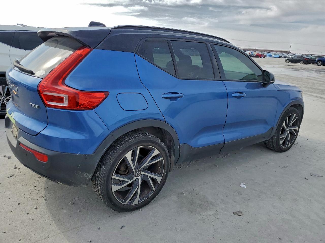 VOLVO XC40 T5 MOMENTUM