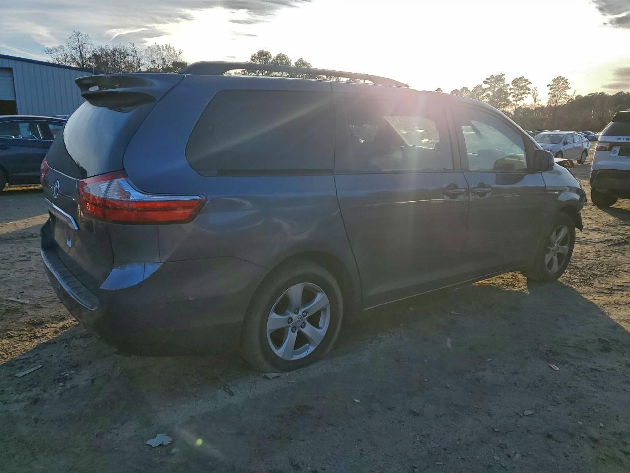 Lot #3309286615 2017 TOYOTA SIENNA LE