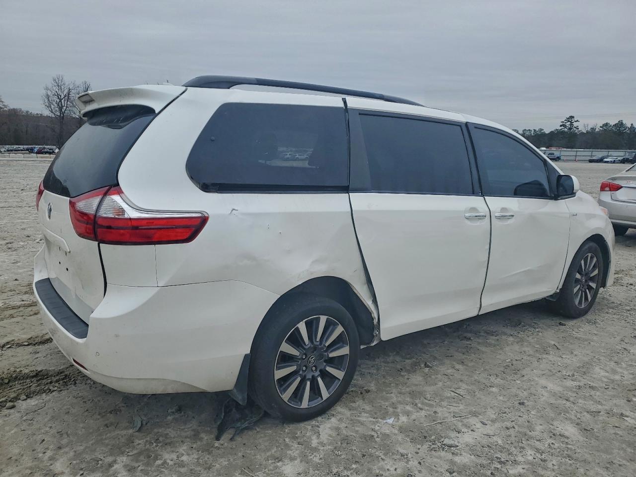 TOYOTA SIENNA XLE