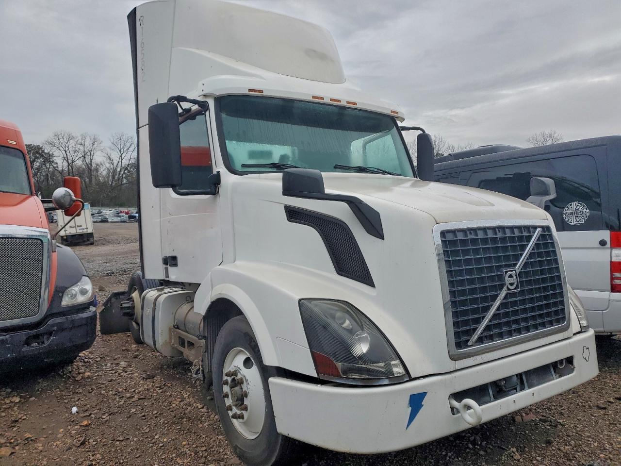 Lot #3304594441 2015 VOLVO VN VNL