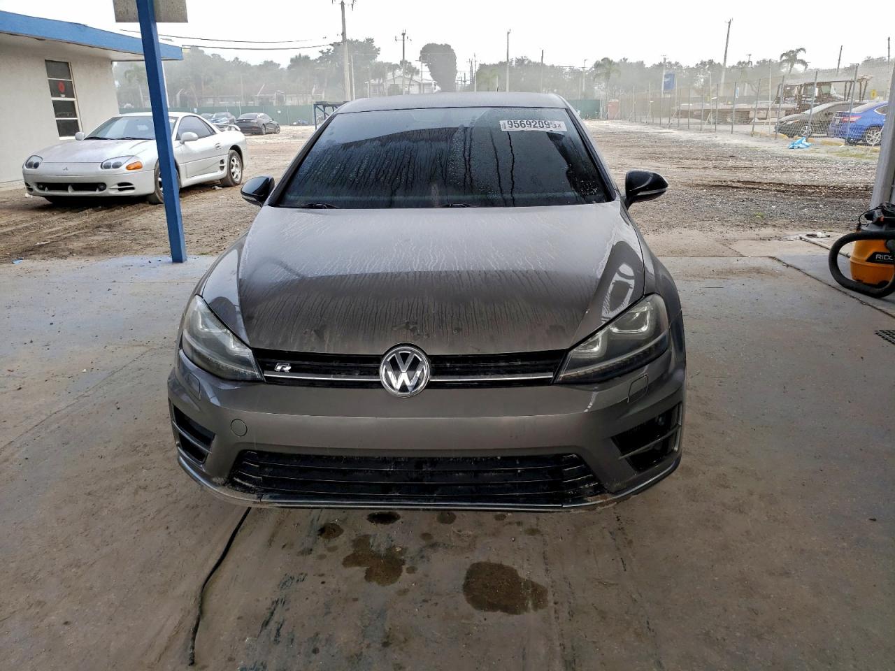 VOLKSWAGEN GOLF R