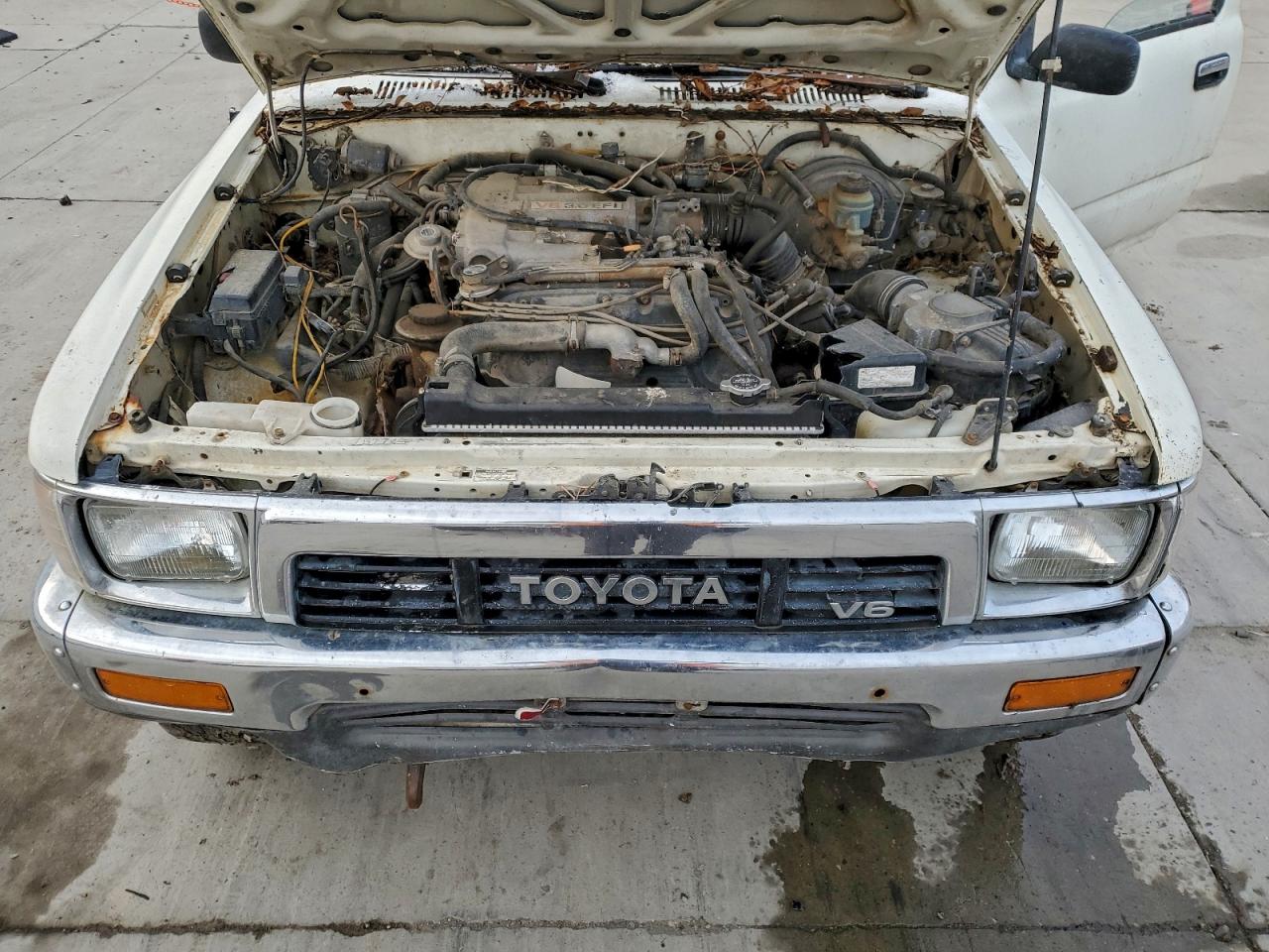 Lot #3304935563 1989 TOYOTA PICKUP 1/2