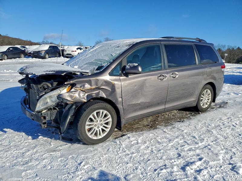 2013 TOYOTA SIENNA XLE #3303658962