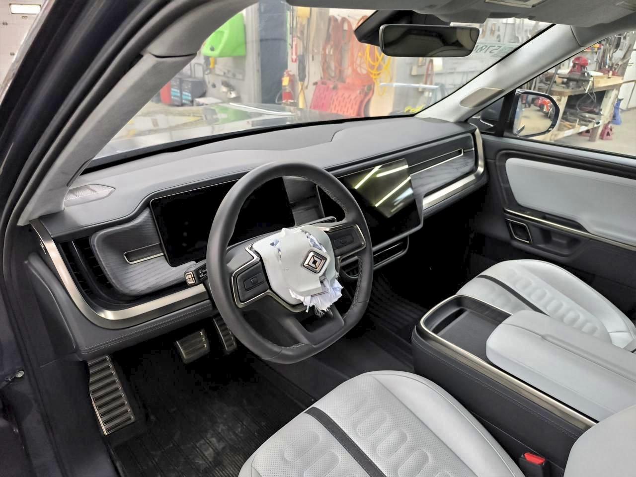 Lot #3318925949 2024 RIVIAN R1S ADVENT