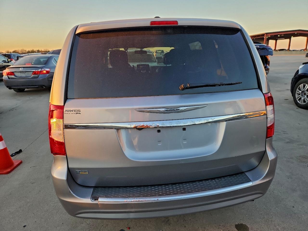 Lot #3315668785 2016 CHRYSLER TOWN & COU