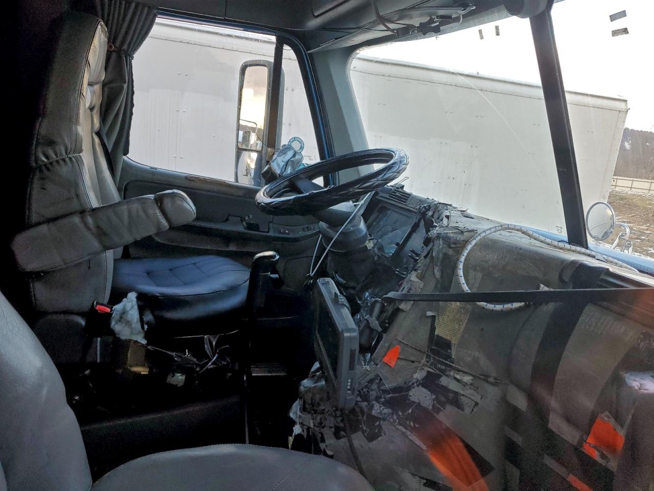 Lot #3311666217 2004 FREIGHTLINER CONVENTION