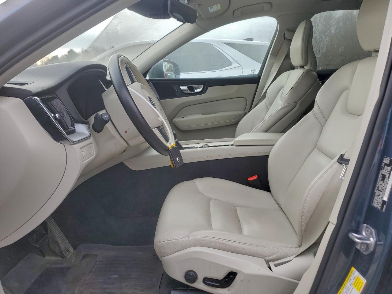 VOLVO XC60 T5 MOMENTUM