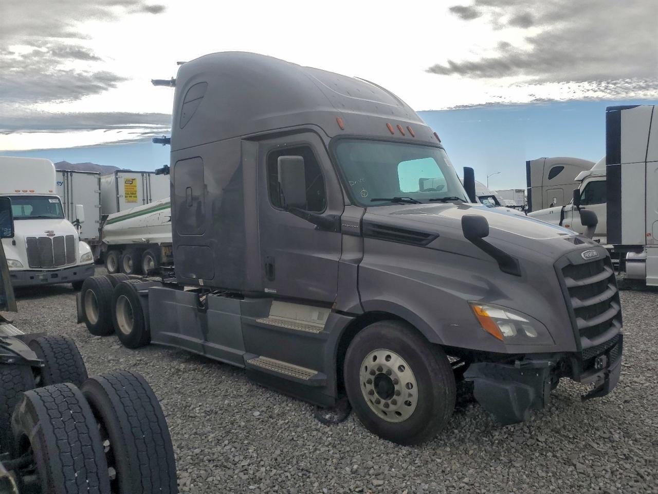 Lot #3302717005 2020 FREIGHTLINER CASCADIA 1