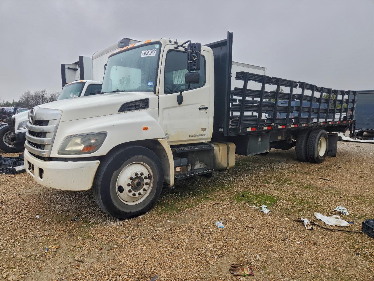 Lot #3305402303 2015 HINO 258/268