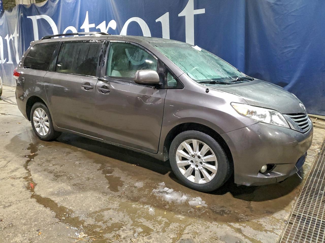 TOYOTA SIENNA XLE