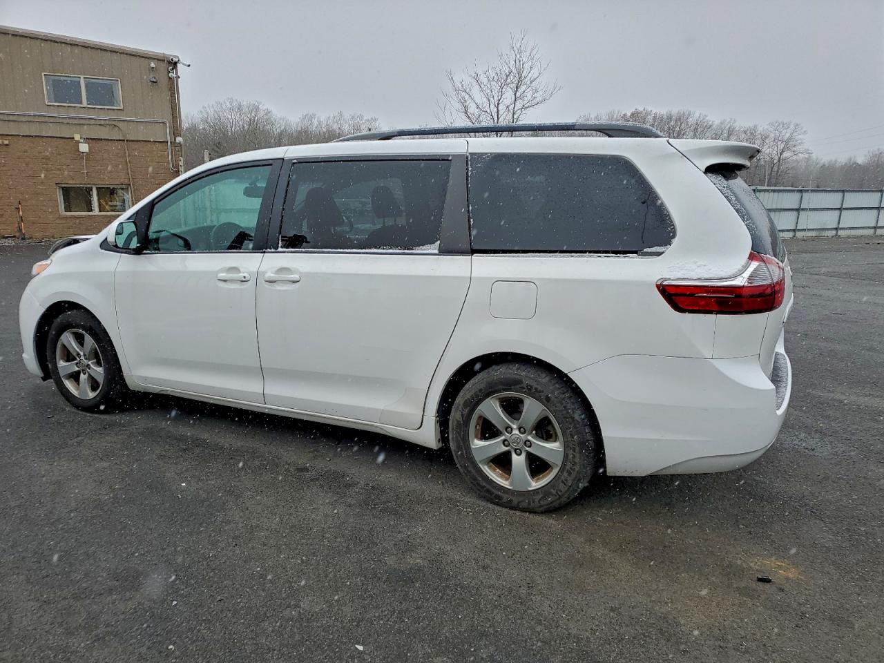 Lot #3305340321 2017 TOYOTA SIENNA LE
