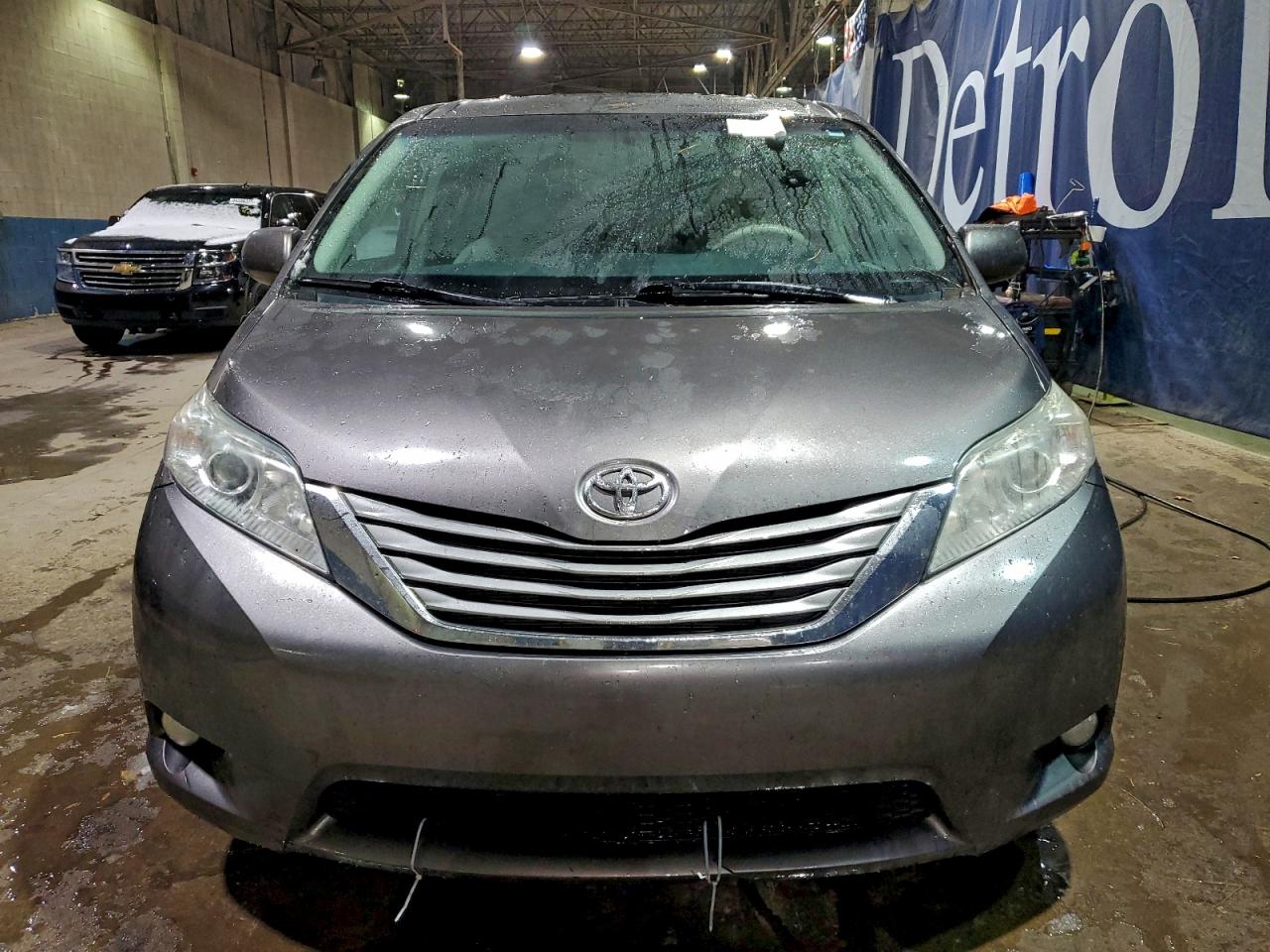 TOYOTA SIENNA XLE