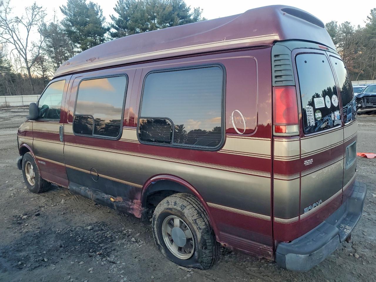 Lot #3305303323 2001 GMC SAVANA RV