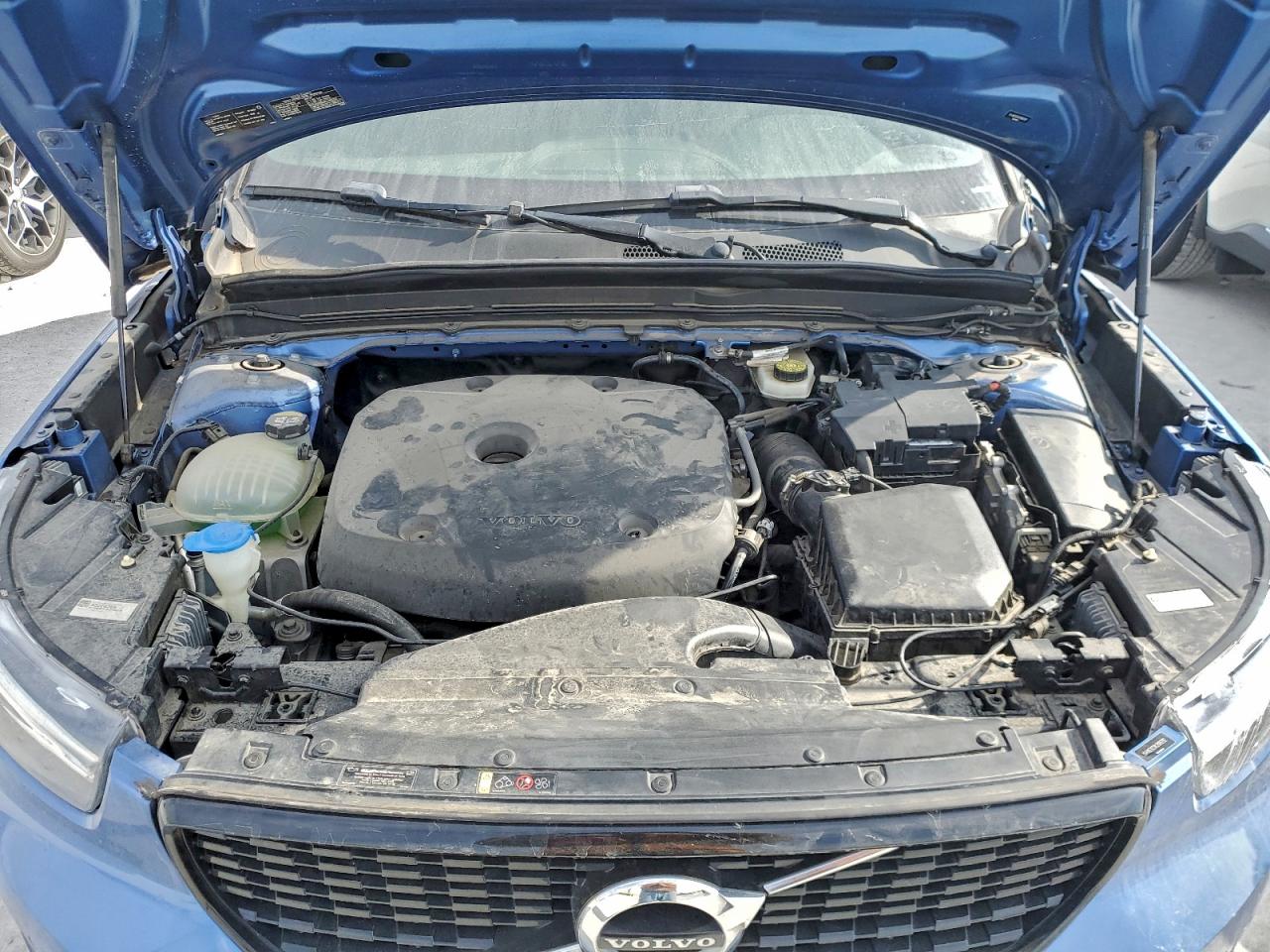 VOLVO XC40 T5 MOMENTUM