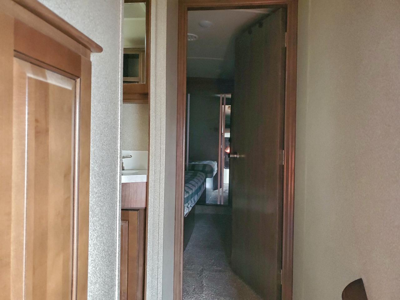 Lot #3303482906 2019 CEDAR CREEK 5TH WHEEL