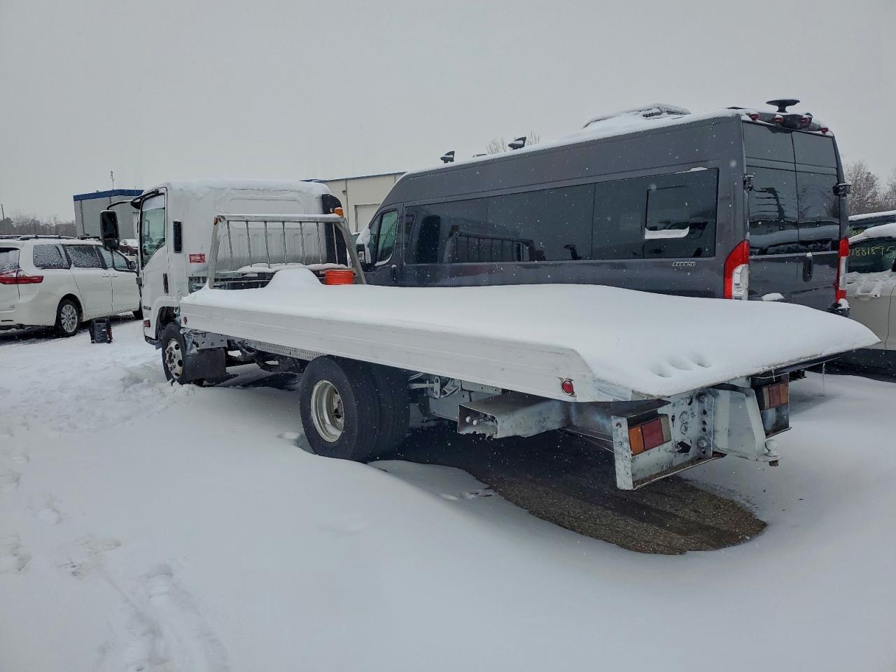 Lot #3305349312 2015 ISUZU NPR