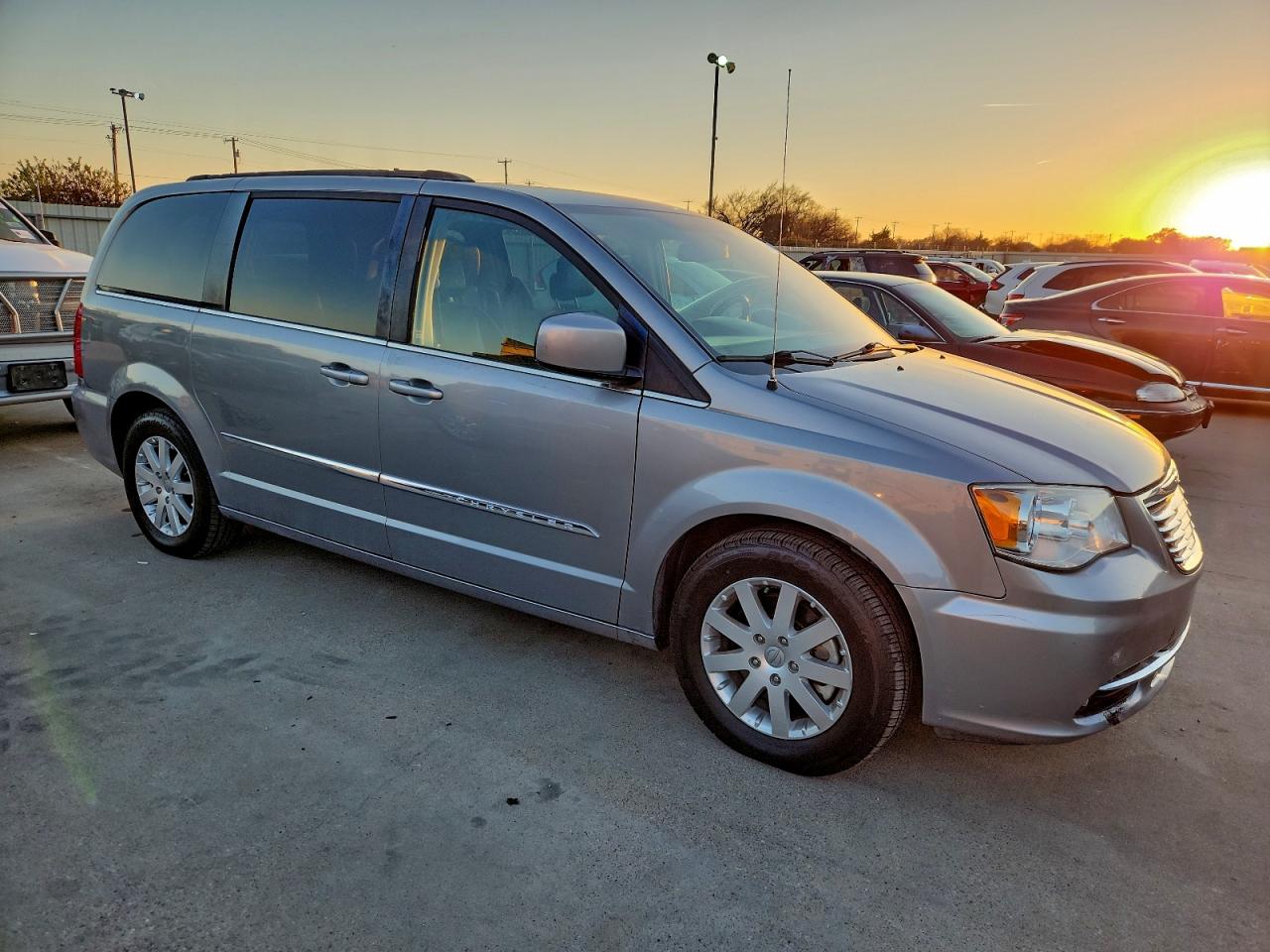 Lot #3315668785 2016 CHRYSLER TOWN & COU