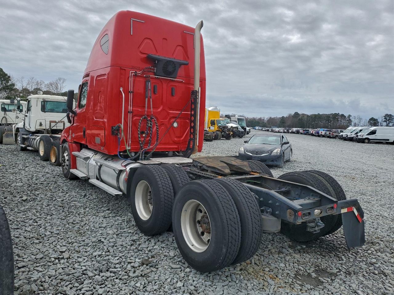 Lot #3319225706 2020 FREIGHTLINER CASCADIA 1