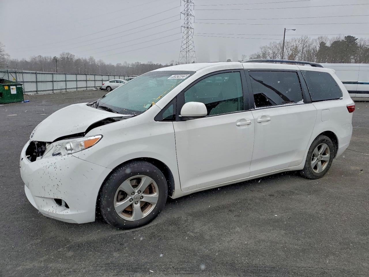 Lot #3305340321 2017 TOYOTA SIENNA LE