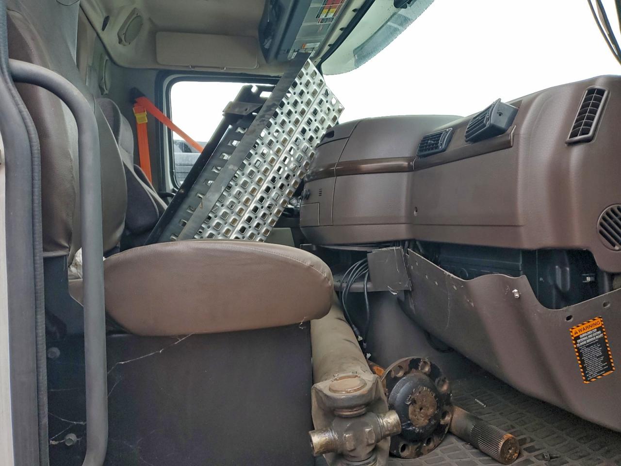 Lot #3304594441 2015 VOLVO VN VNL