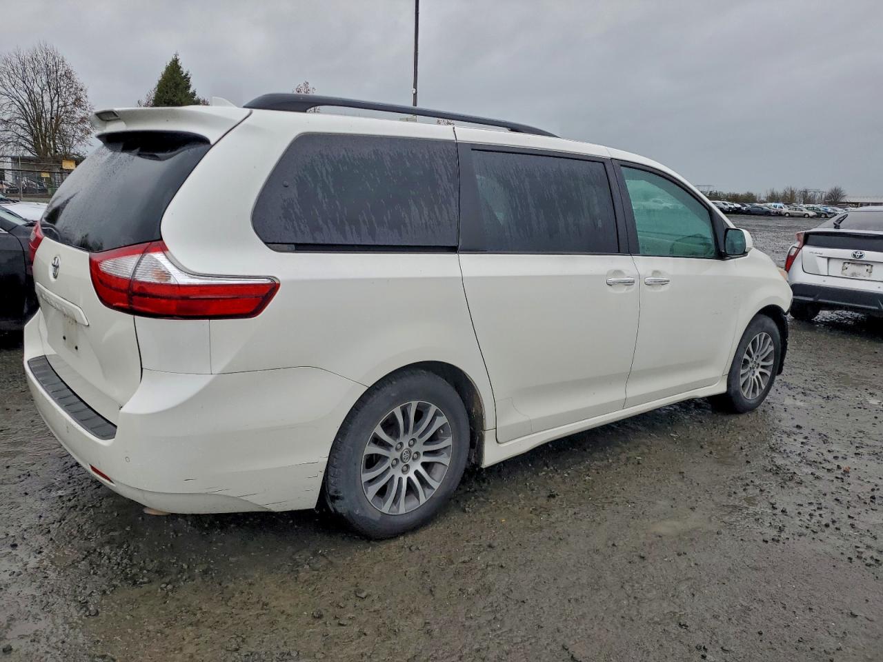 TOYOTA SIENNA XLE