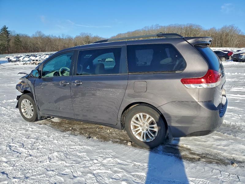 2013 TOYOTA SIENNA XLE #3303658962