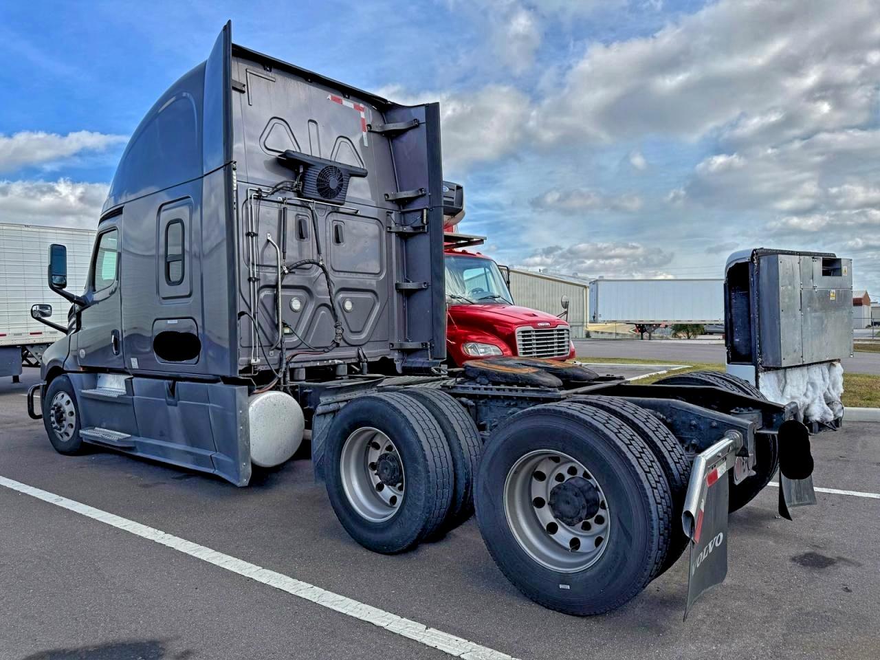 Lot #3304523470 2019 FREIGHTLINER CASCADIA 126