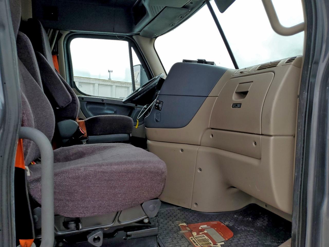 Lot #3308298183 2018 FREIGHTLINER CASCADIA 1