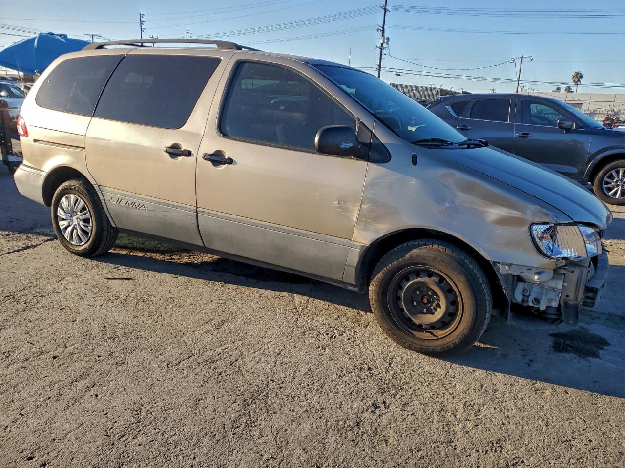 Lot #3311724219 2002 TOYOTA SIENNA LE