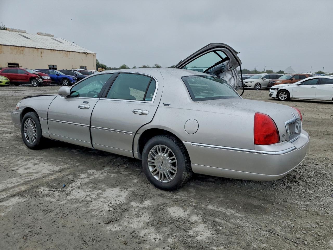 Lot #3311679228 2009 LINCOLN TOWN CAR S