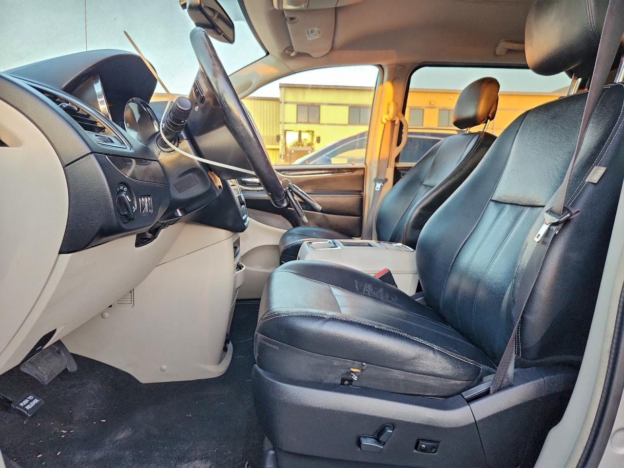 Lot #3315668785 2016 CHRYSLER TOWN & COU