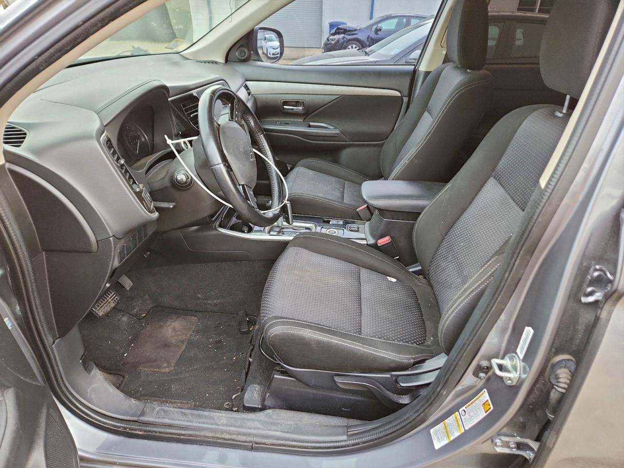 MITSUBISHI OUTLANDER SE