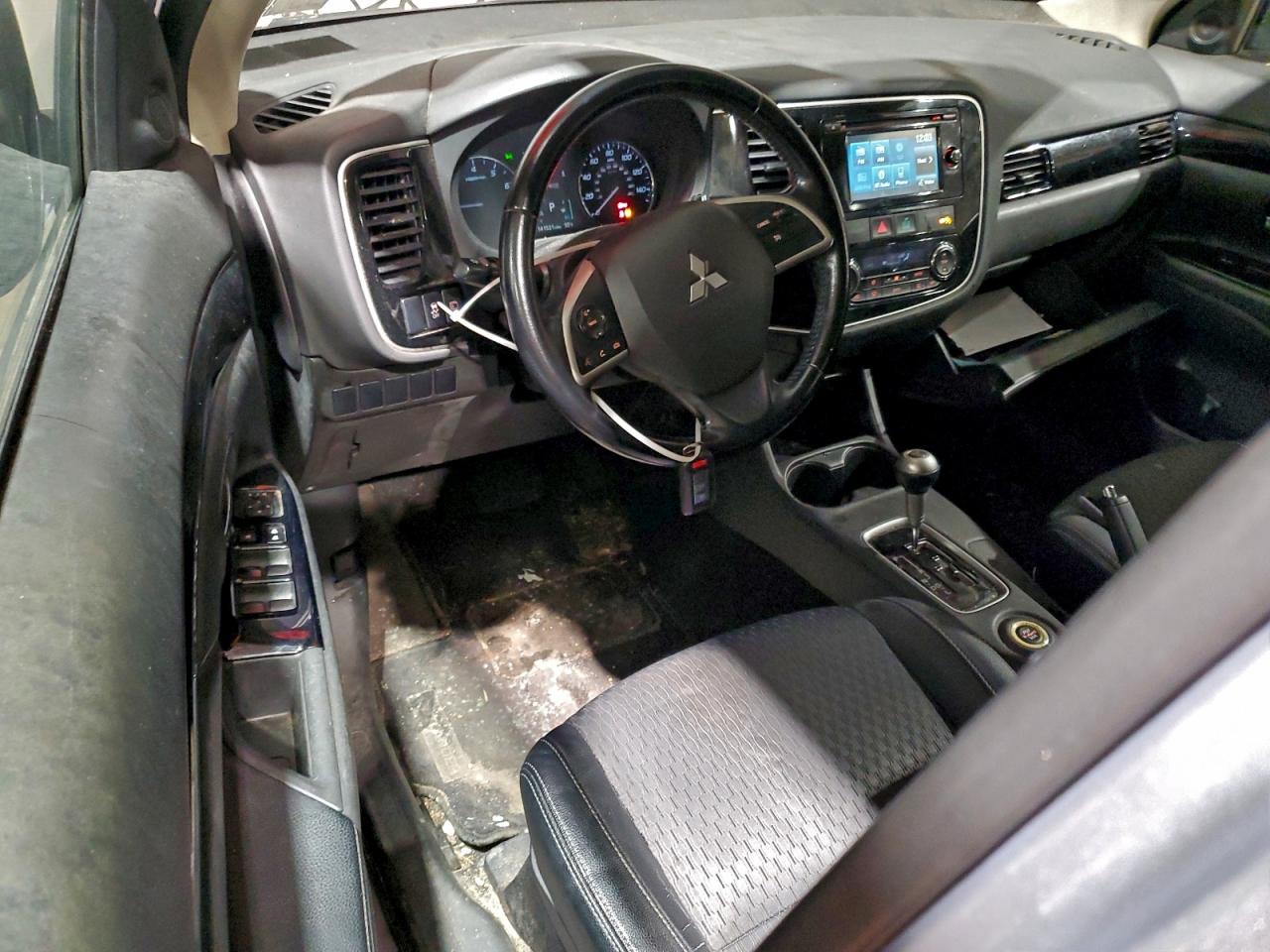 MITSUBISHI OUTLANDER SE