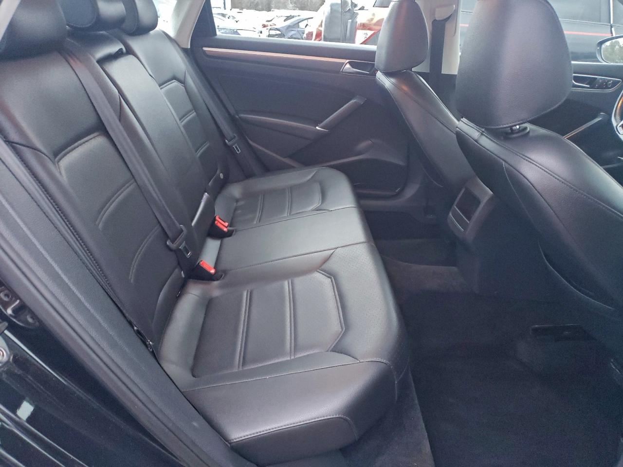 VOLKSWAGEN PASSAT R-LINE