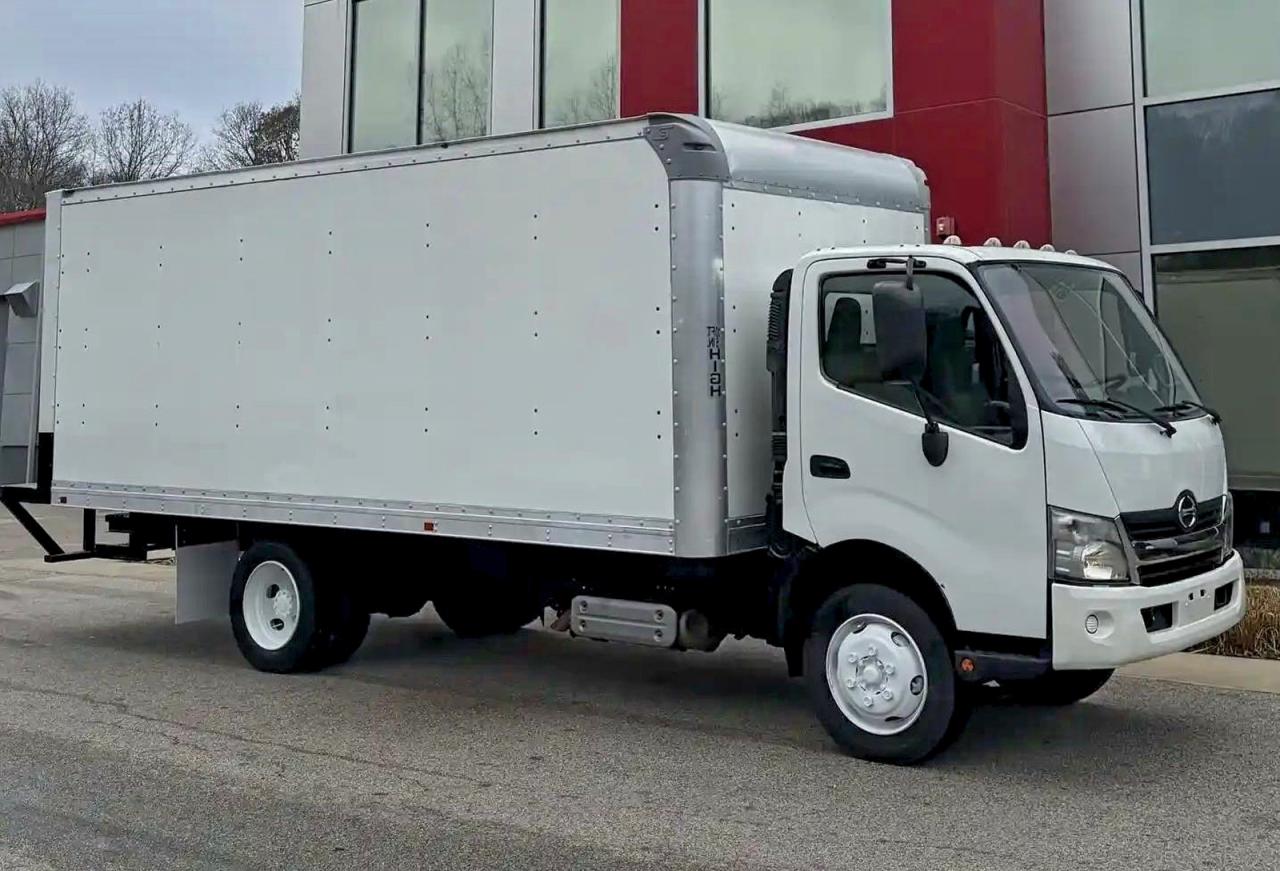 Lot #3316737446 2019 HINO 195