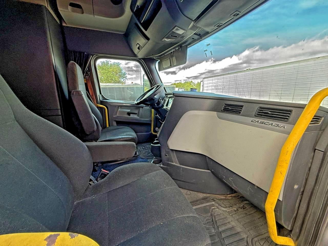 Lot #3304523470 2019 FREIGHTLINER CASCADIA 126