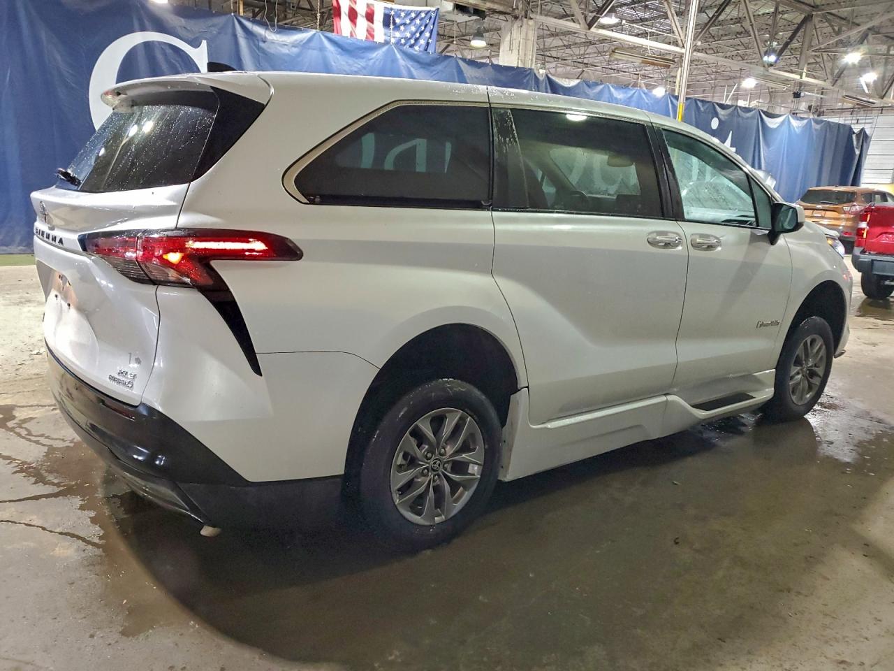 TOYOTA SIENNA XLE