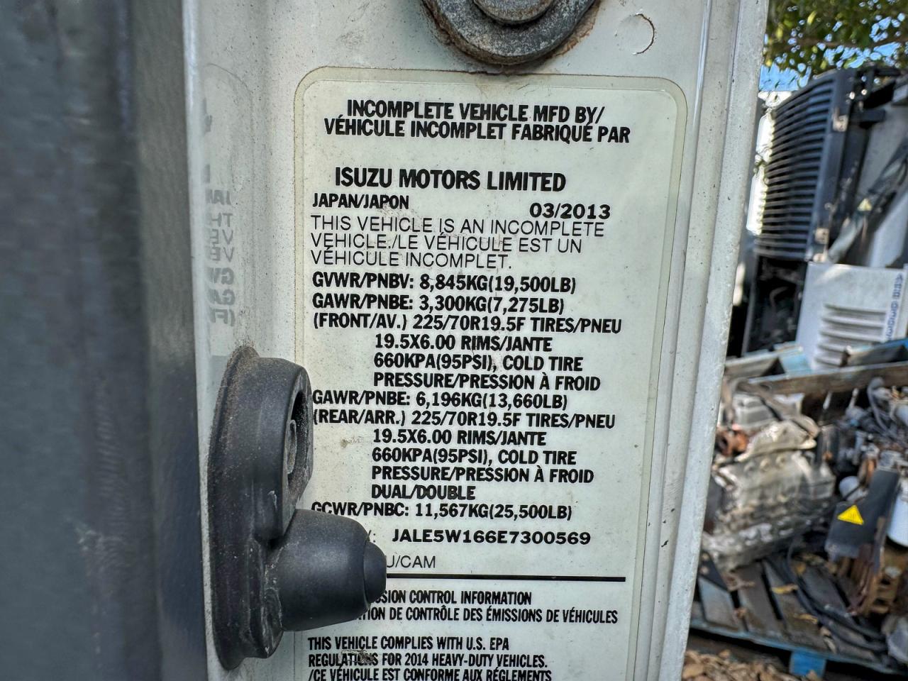 Lot #3305210016 2014 ISUZU NRR