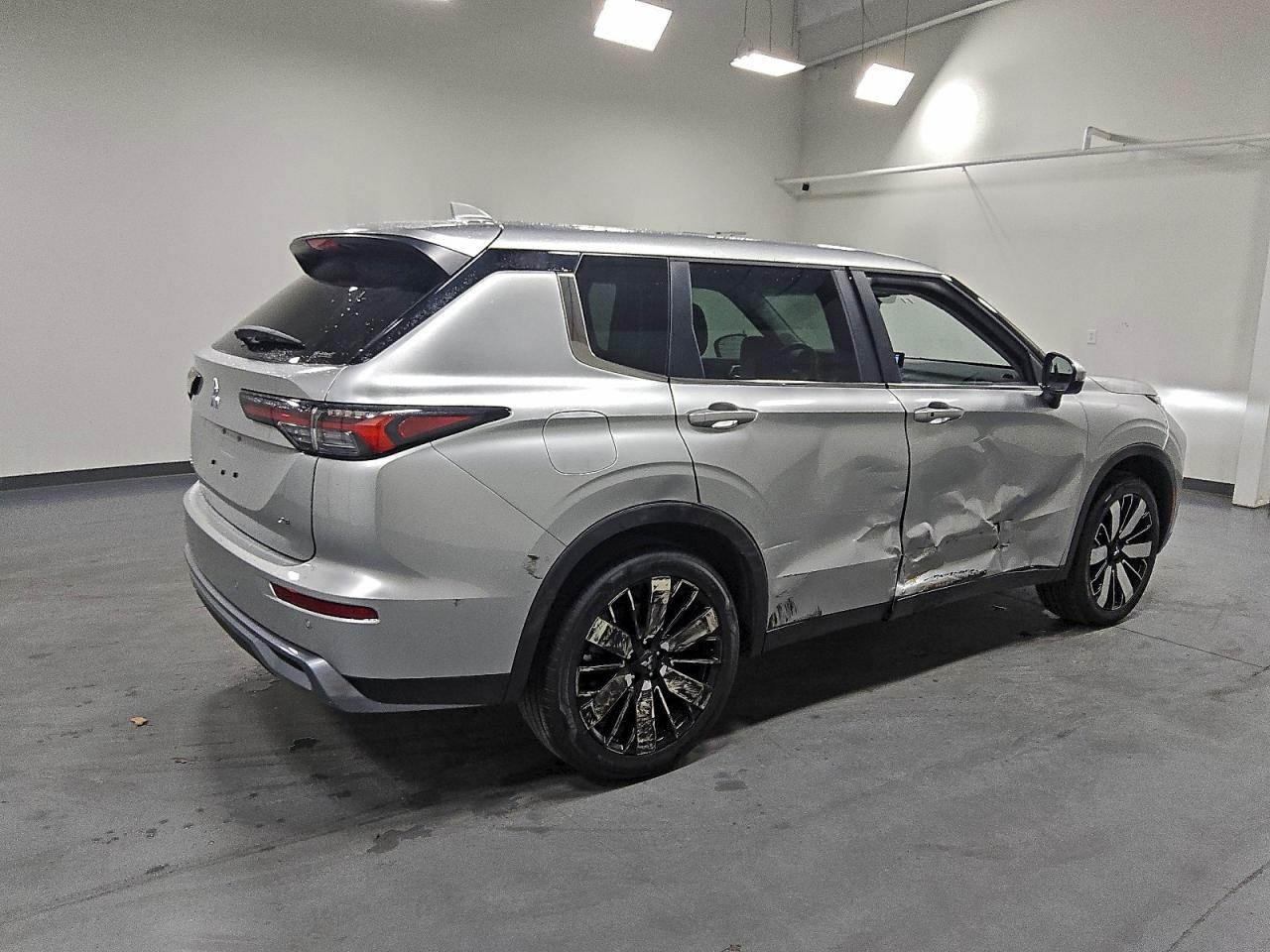 MITSUBISHI OUTLANDER SE