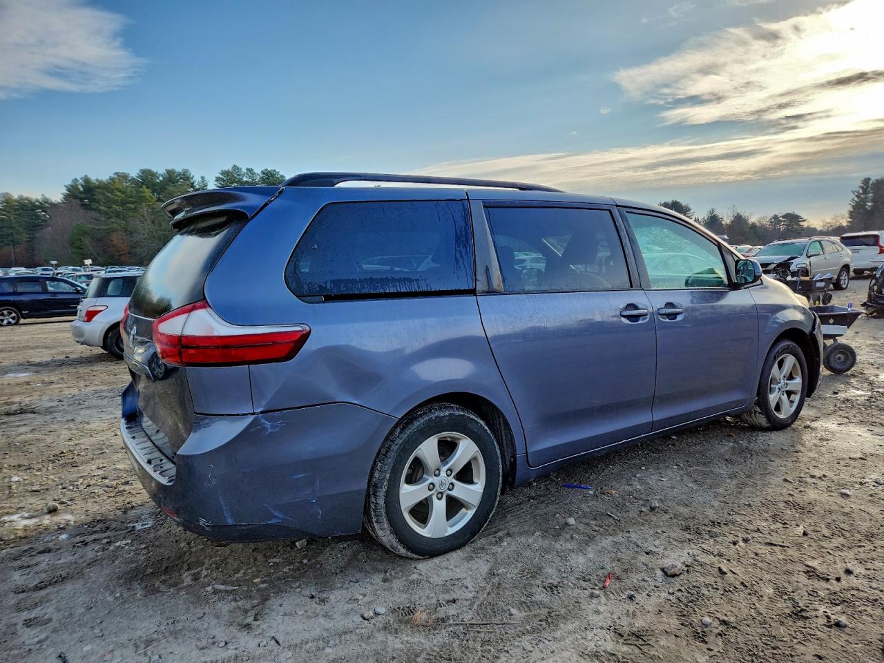 Lot #3304518449 2015 TOYOTA SIENNA LE