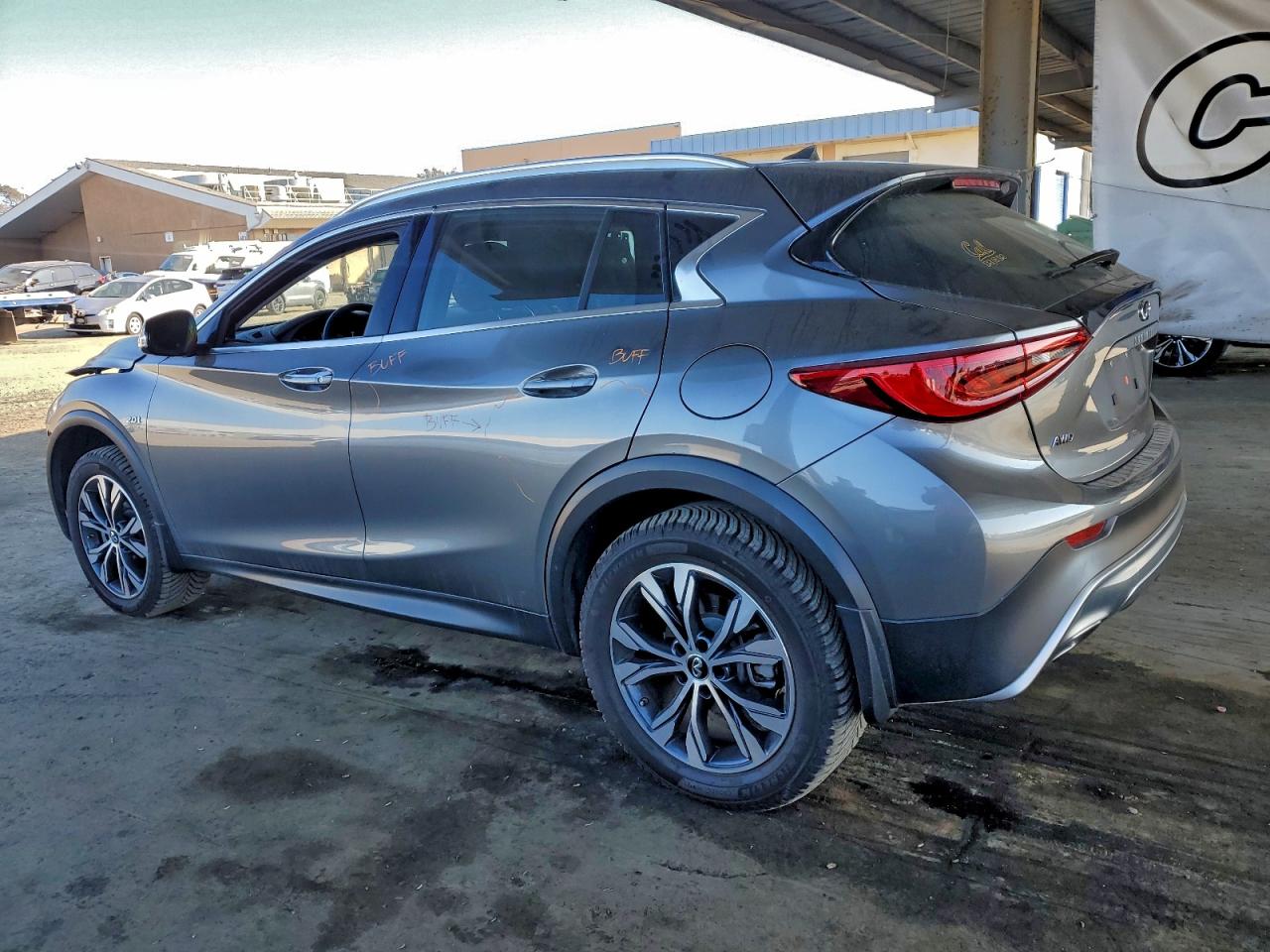 INFINITI QX30 BASE